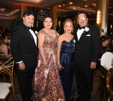 Los padres del novio, Juan de Dios y Leticia Zuniga, junto a los padres de la novia, Alba Esthela Pascua y José Holliday