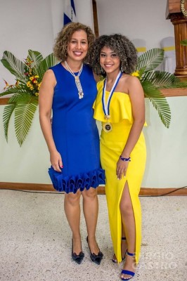 Maria Gabriela Garcia muy orgullosa de graduar a su hija Candy