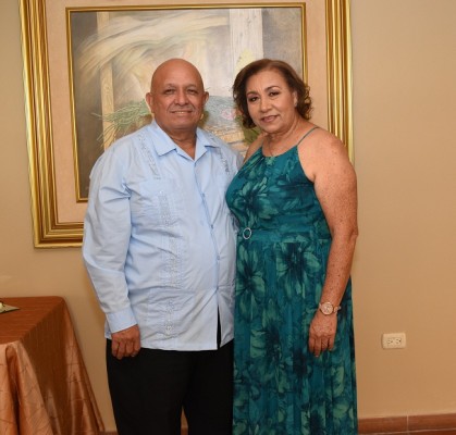 Mauro Moncada Rodríguez y Emérita Herrera Ramos, padres del novio.