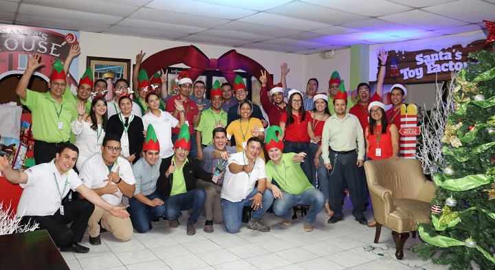 El espíritu navideño invade las oficinas de Supermercados La Colonia