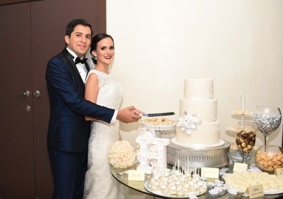 Héctor Guillermo Reyes García y la encantadora Mirna Pelucchi Meermann, compartieron con sus selectos invitados el pastel de bodas elaborado exclusivamente para la ocasión por Signature Cakes.