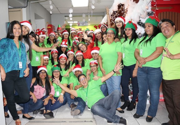 El espíritu navideño invade las oficinas de Supermercados La Colonia