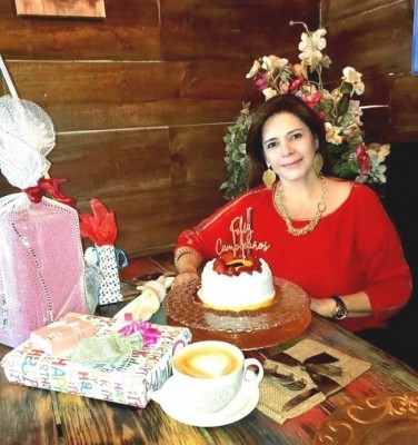Muy festejada la abogada Cristina Mejía en su natalicio