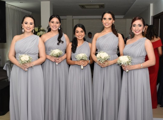 Preciosas damas del cortejo de la novia Gloria López de Núñez, Carolina Pineda, Inti Alvarado, Mónica López y Giselle García.