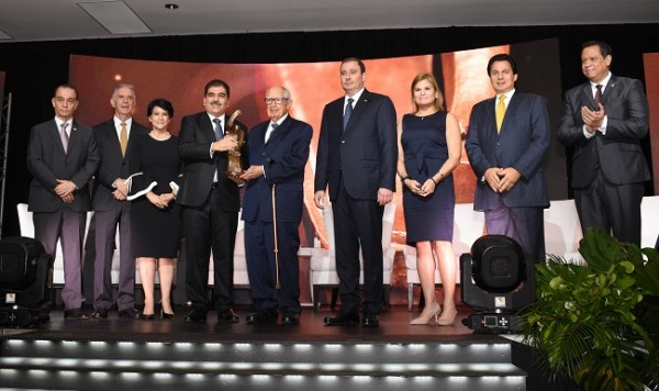 Relevantes personalidades del ámbito nacional, acompañaron a don Jorge Bueso Arias en el escenario de El Forjador 2019.