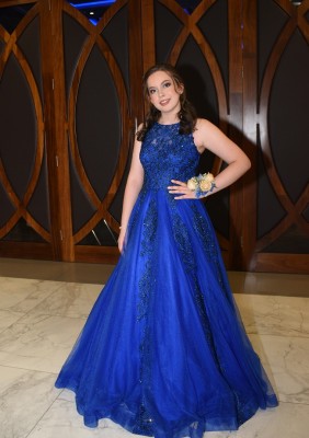 Sofía Ramírez brilló con luz propia en su modelo azul royal de corte principesco.
