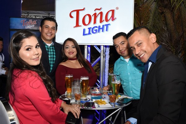 Elegante lanzamiento: Presentan al mercado hondureño la nueva Toña Light 