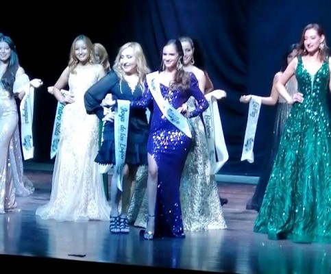 Uno de los premios principales de la noche fue el de Miss Elegancia, ganado merecidamente por la representante de Yojoa y entregado por la exquisita dama Xiomara Matta, gerente propietaria de esa fabulosa casa de moda Xiomaras Fashion...