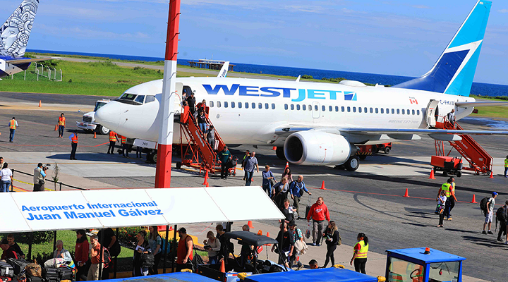 Llega a Roatán vuelo inaugural de la compañía WestJet con más de 130 turistas canadienses