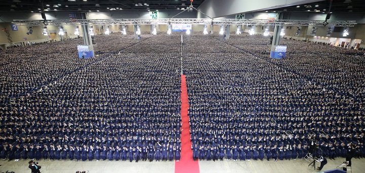 Latinoamericanos participan en graduacion de mas de cien mil personas en Corea del Sur