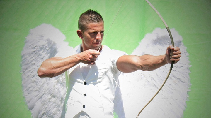 ‘El cura sexy’: un sacerdote que trabaja de modelo revoluciona las redes con sus fotos
