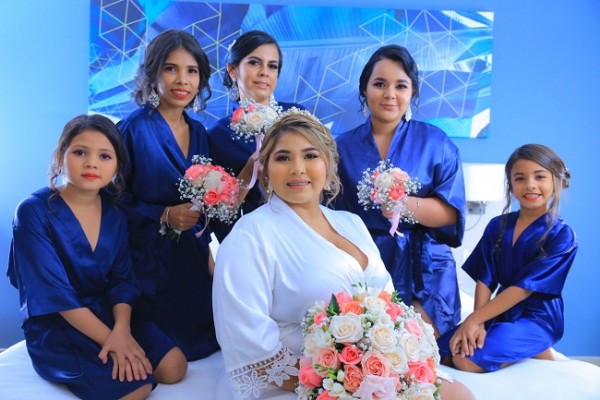 Abigail Canales con su cortejo de damas en la antesala de su noche de bodas.