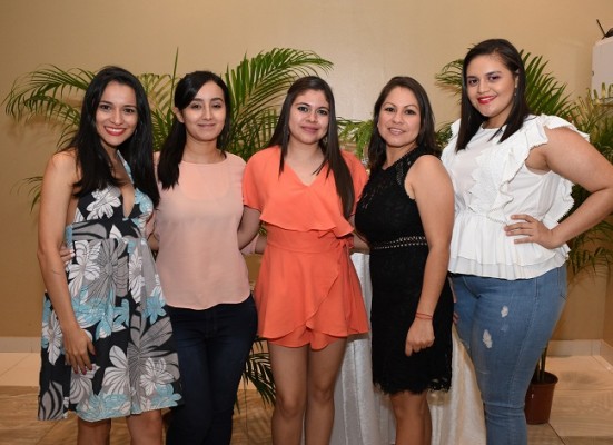 Abigail Trejo, Cristell Deras, Xiomara Pinto, Verónica González y Sandy Miranda