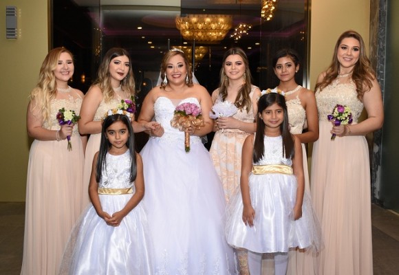 Aisha Ismel Blandón con las damas del cortejo de la novia y pequeñas floristas