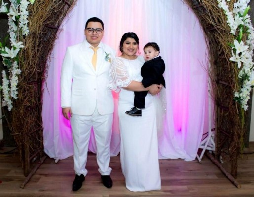Alex, Blanca Mercedes y su primer heredero de 1 año y medio, Carlos Elías Antúnez Yuja