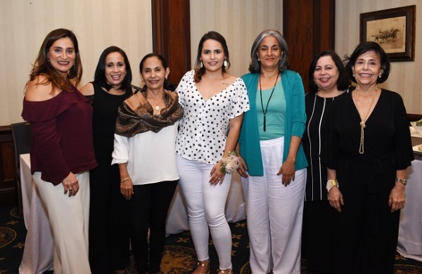 Alicia Rodríguez de Bográn, Francés Bográn, Vilma Bográn, Aniek Van der Waag, Grace Larach, María Teresa Bográn y Norma Bográn