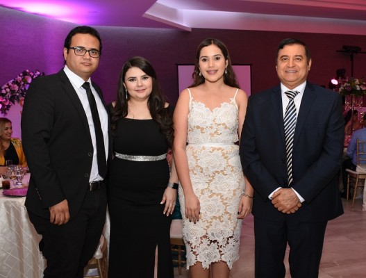 Allan Ramos, Maricela de Ramos, Estefany Acosta y Alberto Chedrani