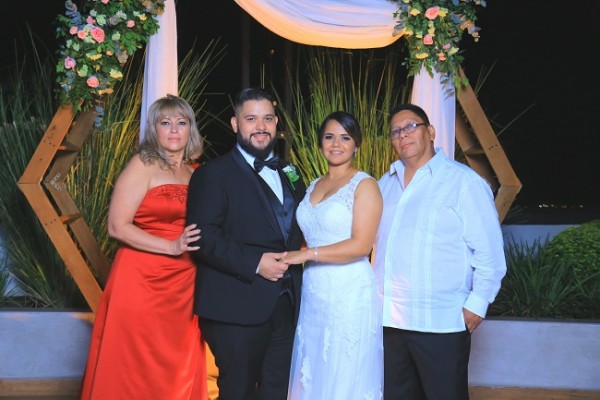 Andrea Sabillón y Nelson Valladares junto a sus padres, Iris García y Nelsón Valladares.