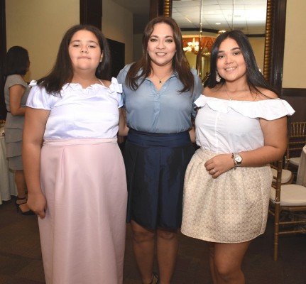 Andrea Villanueva, Rossana Musleh y Karolly Villanueva.
