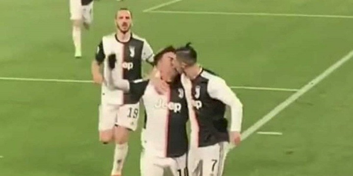 El beso en la boca entre Cristiano Ronaldo y Paulo Dybala se volvió viral