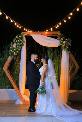 Luego de 12 meses de compromiso matrimonial, Nelson Valladares y Andrea Sabillón, sellaron sus destinos en una velada nupcial maravillosa.