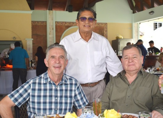 Bruce Burdett, Vicente Carrión y Rodolfo Crespo.