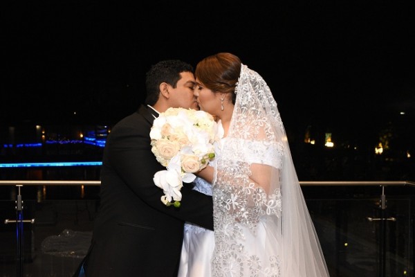 Carlos y Melanie sellaron con un beso su amor destinado para toda la eternidad…