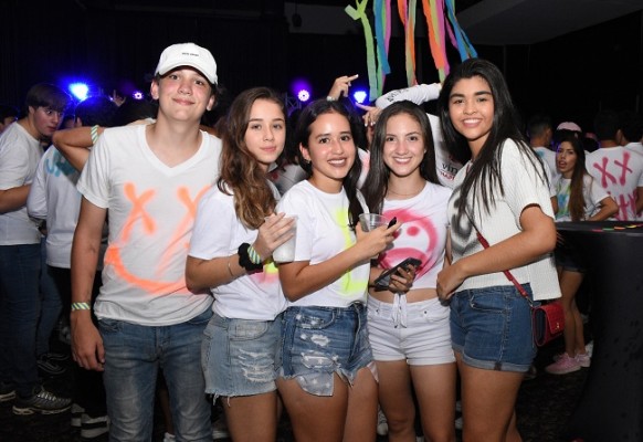 Chicos y chicas de las escuelas bilingues de la city disfrutaron al 100 de la Neon Party XX de la EIS