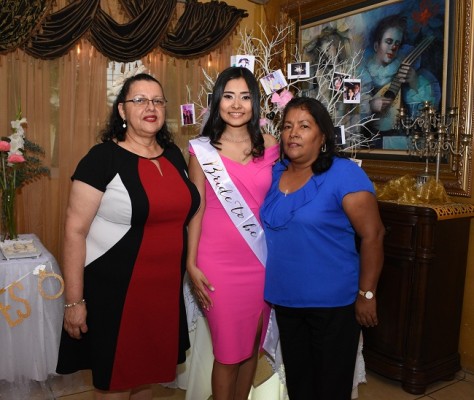 Claudia Tinoco junto a su futura suegra, Thania Jones de Pedroza y su madre, Gloria Euceda.