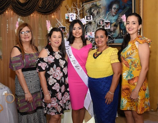Con las oferentes de su bridal shower, Katya Jones, Dilcia Tinoco, Claudia Tinoco, Luz Gómez e Isby Sánchez