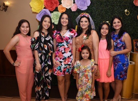 Con sus sobrinas, Andrea y Adriana Estévez, Ana Gabriela Kury, Eva Priscila Camacho Varela, Mariana García, Alejandra Estévez y María Claudia Kury