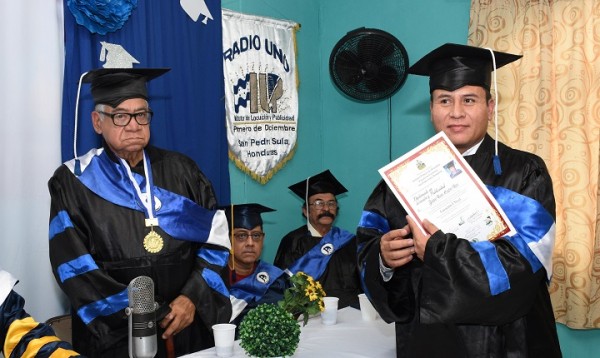 Solemnes actos de graduación del Instituto Semi oficial “Primero de Diciembre”