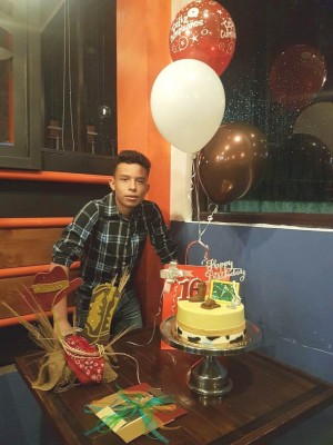 Daniel Mendoza cumplió sus “sixteen years” y para celebrarlo, su familia se reunió en Arnie´s Restaurante para cantarle el Happy Birthday, mimarlo y desearle el mejor de los éxitos en esta nueva etapa de su fructífera vida… “Danny” se voló la barda al cursar con mucho esfuerzo y tenacidad su año de estudios secundarios y sin duda alguna, su papi Carlos Martín Mendoza continuará apoyándolo y dedicándole todo su cariño como siempre…Su abuelita Mirtala estuvo súper feliz con él ¡y por supuesto! su pequeño hermano y sus más íntimos, también estuvieron presentes en la inolvidable celebración ¡éxitos Danny Mendoza!