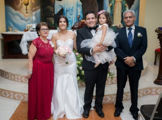 Denis y Laura, con sus padres, Doris Rojas de Medina y Jorge Medina (Fotografía: Daniel Orellana)