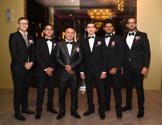 Edwin Josué Ortega en compañía de los caballeros de su cortejo de bodas
