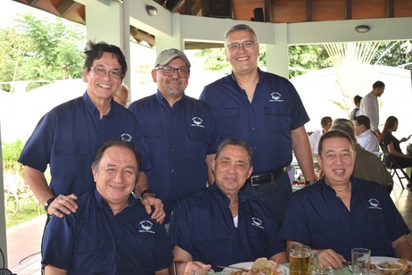 El Grupo Amigos departió alegremente en el cumpleaños de don Roger Valladares.