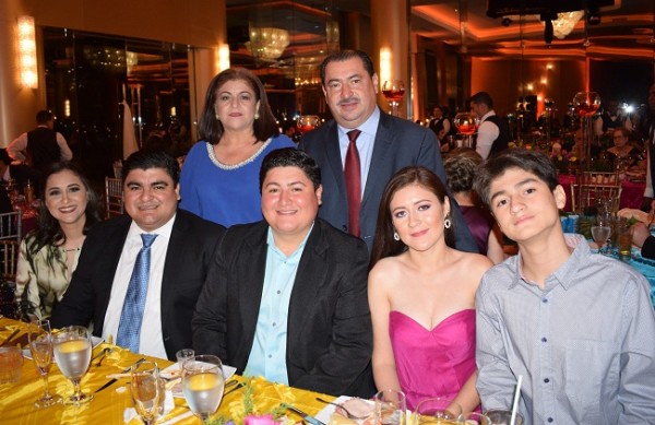El alcalde de Puerto Cortes, Allan Ramos junto a su familia.