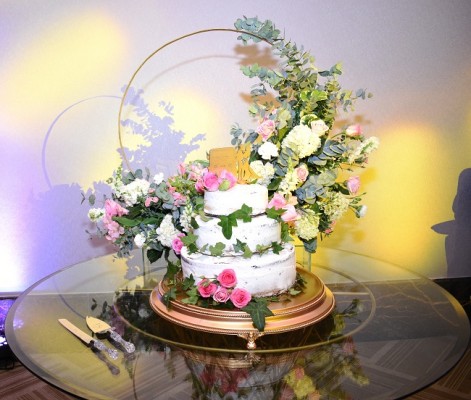 El pastel de bodas fue decorado con toques rústicos chic, de acuerdo a la temática del diseño festivo.