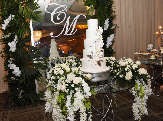 Ensamblando a la perfección con el diseño decorativo, el pastel de bodas fue elaborado por Nadia Canahuati de Signature Cakes exclusivamente para la ocasión.
