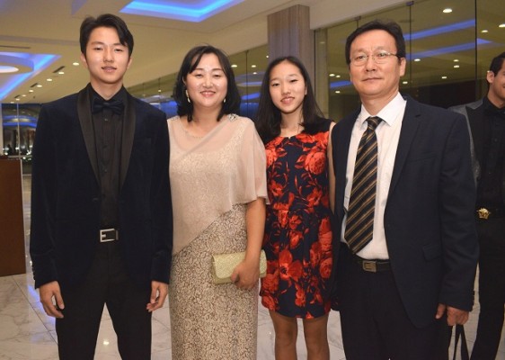 El senior Yunsu Yeo con su familia.