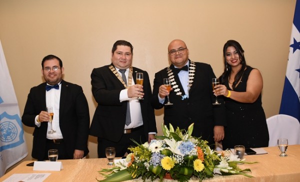 En la mesa principal, Lester Herrera, Mario Padilla, Luis Buendía y Jackeline López