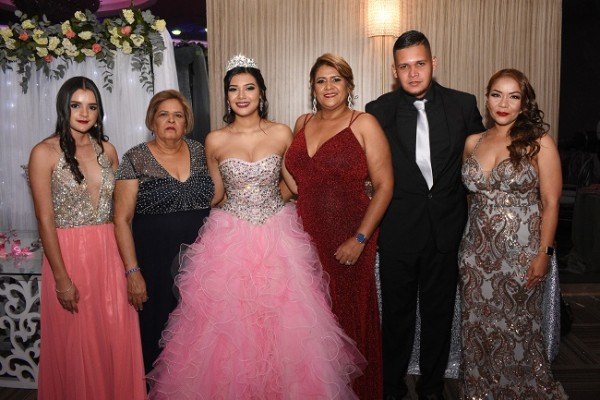 Flor Deliz Reyes, Silvia Andino, Minelly Abril Medina Andino, Waleska Reyes, Jean Carlos Reyes y Jenny Díaz