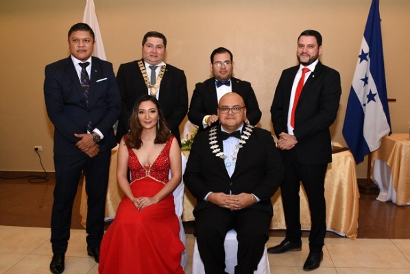 Gabriel Martínez, Mario Padilla, Lester Herrera, Ricardo Paredes, Laura Fajardo y Luis Buendía, al concluir el traspaso oficial de collar que involucra el nombre de todos los presidentes pasados de JCI San Pedro, como símbolo del legado Junior.