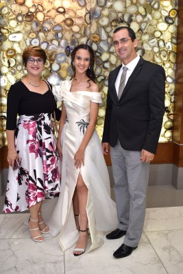 Gabriela Rangel junto a sus padres, Yohady Rodríguez y Sercido Rangel.