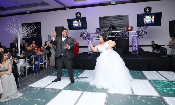 Gracias a sus burbujeantes personalidades, los recién casados disfrutaron de una velada excepcional en la pista de baile