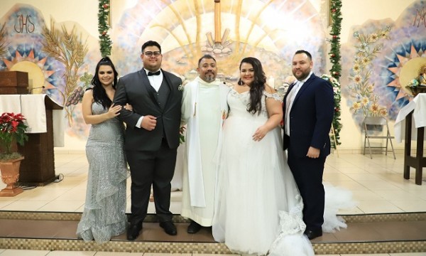 Los novios con los padrinos de boda, Nathalie Griffin de Ramírez y Darwin Ramírez y el sacerdote que ofició la ceremonia, Carlos Mejía