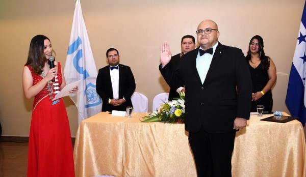 Instante en el que la Past President de JCI San Pedro, juramenta al Jr. Luis Buendía como presidente 2020.