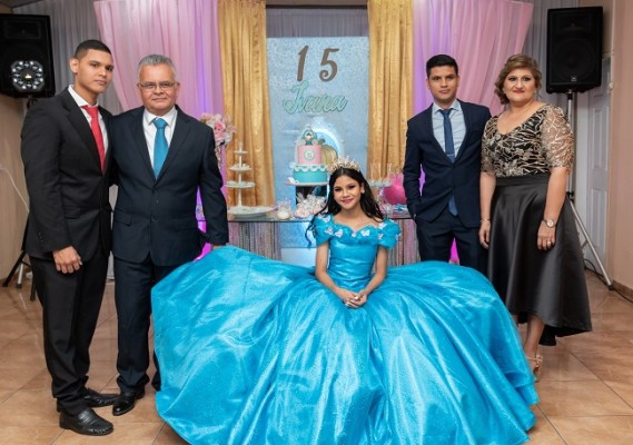 Ivana en compañía de sus padres Nilson Cruz, Roxy Natalie Fuschich y sus hermanos, Eduardo Andrés y Nilson Gerardo