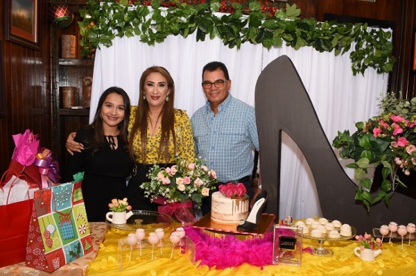 Karla Lara, Dina Toditos de Morales y Carlos Lara