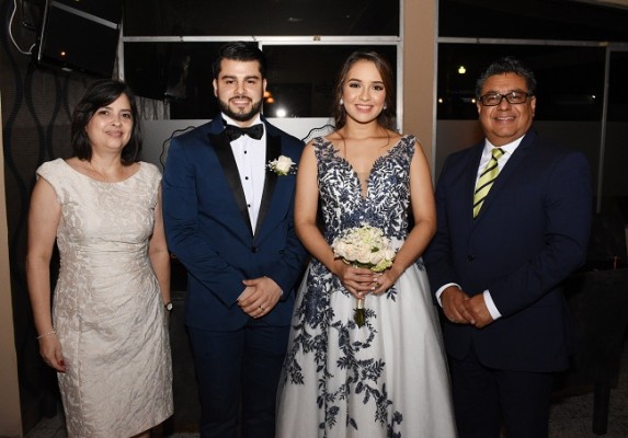 Karla de Valencia, Román Arturo Tabora López, Nicole Alejandra Castro González y el pastor que ofició la ceremonia de enlace, Mario Valencia